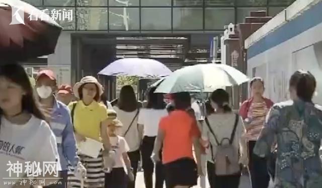 4小时后才发现！42岁男子猝死小区广场 住户：以为他睡着了-5.jpg