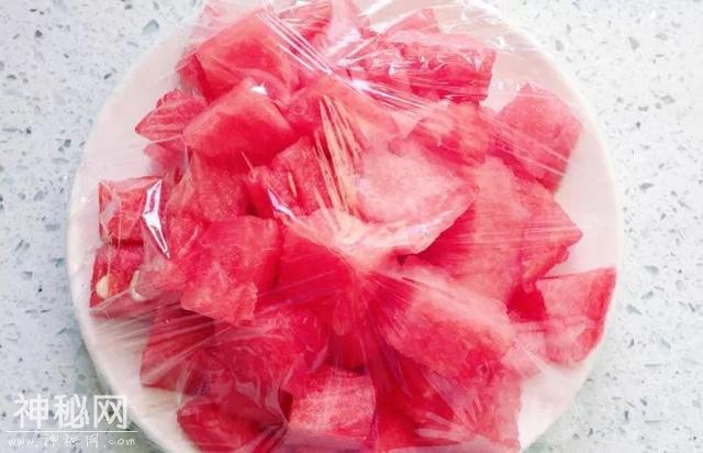 西瓜包上保鲜膜细菌增10倍？相当于给细菌造“豪宅”？-6.jpg