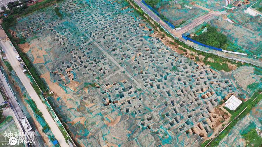 陕西一工地现墓葬群，700座古墓紧密相连，被高档小区包围-1.jpg