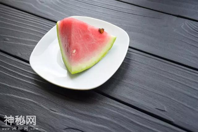 西瓜包保鲜膜细菌增10倍？！那吃不完的西瓜该怎么办……-4.jpg