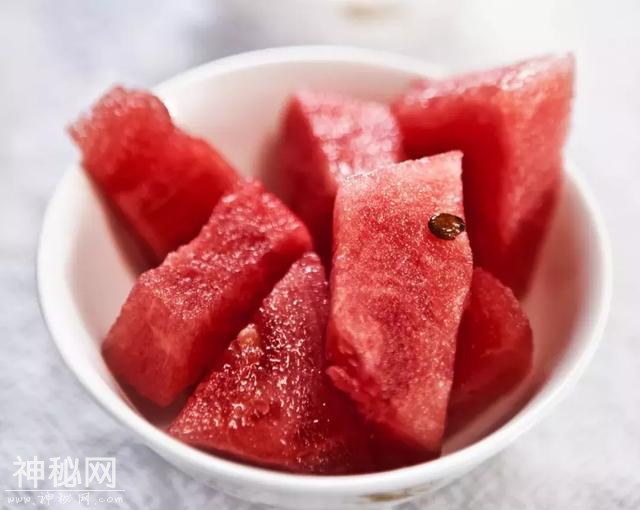 西瓜包保鲜膜细菌增10倍？！那吃不完的西瓜该怎么办……-5.jpg