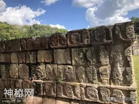 考古学家研究玛雅石板，发现留有“穿越”信息，破译后难以置信-3.jpg