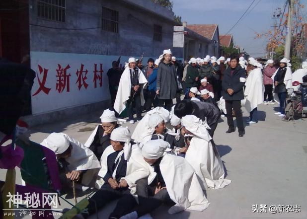 传统风俗“白事”正在向低俗转变，乱象频出。是什么原因导致的？-1.jpg