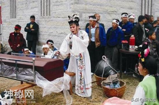 传统风俗“白事”正在向低俗转变，乱象频出。是什么原因导致的？-3.jpg