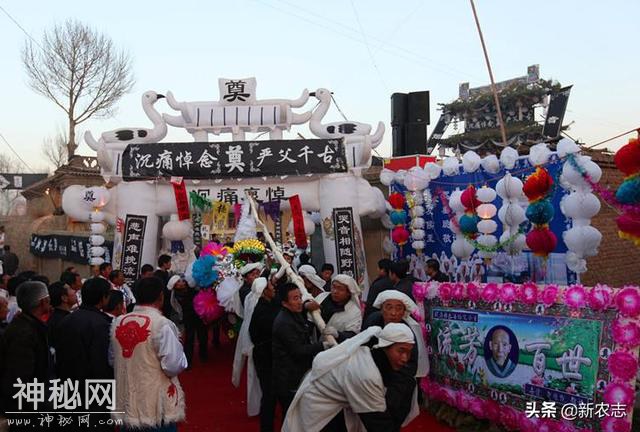 传统风俗“白事”正在向低俗转变，乱象频出。是什么原因导致的？-4.jpg