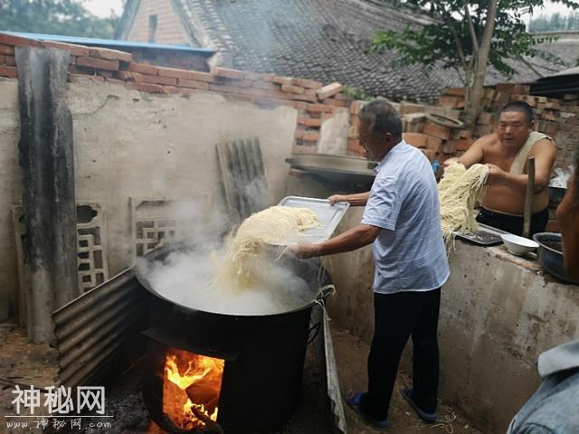 农村葬礼晚饭吃捞面条，和你们那里的风俗一样吗 ？-1.jpg