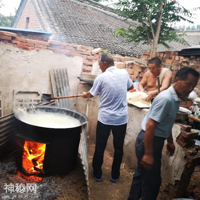 农村葬礼晚饭吃捞面条，和你们那里的风俗一样吗 ？-4.jpg