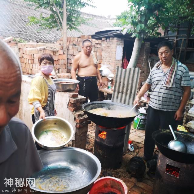 农村葬礼晚饭吃捞面条，和你们那里的风俗一样吗 ？-5.jpg