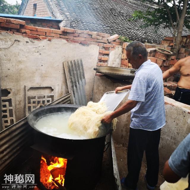 农村葬礼晚饭吃捞面条，和你们那里的风俗一样吗 ？-3.jpg
