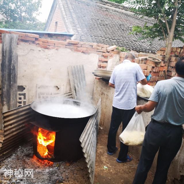 农村葬礼晚饭吃捞面条，和你们那里的风俗一样吗 ？-2.jpg