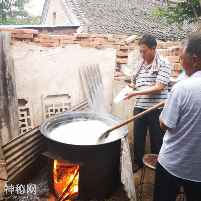 农村葬礼晚饭吃捞面条，和你们那里的风俗一样吗 ？-7.jpg