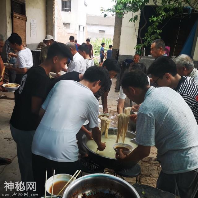 农村葬礼晚饭吃捞面条，和你们那里的风俗一样吗 ？-9.jpg
