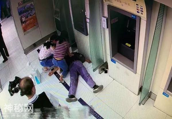 这个路口又火了！网友：怕是宇宙最安全的路口了-4.jpg