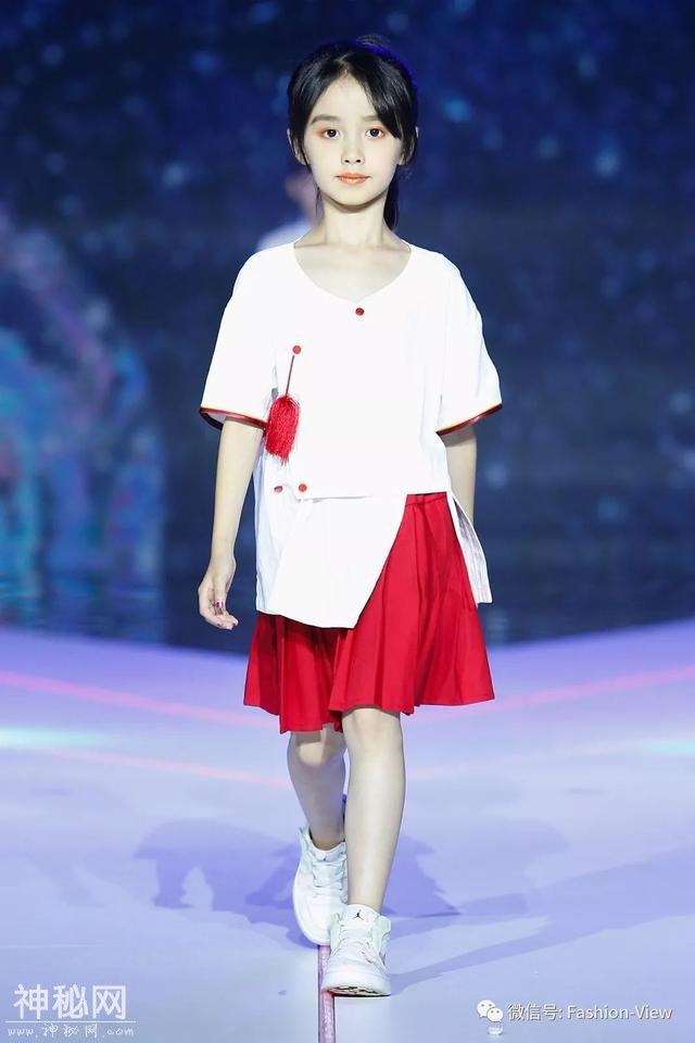 “童装课·光色星球——2020海派儿童时尚趋势发布”系列秀展在沪举行-26.jpg