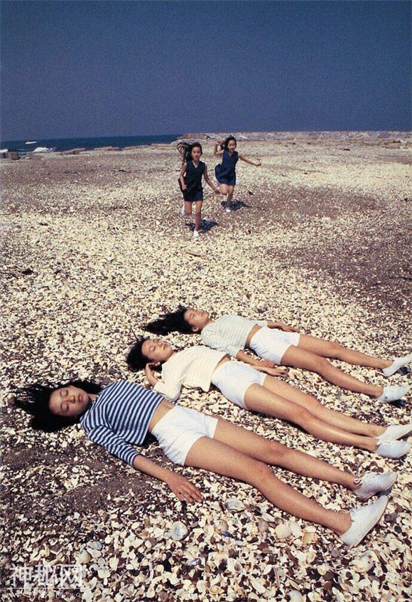 1997年日本女孩罕见老照片：有一现象让人不寒而栗，图5像恐怖片-4.jpg