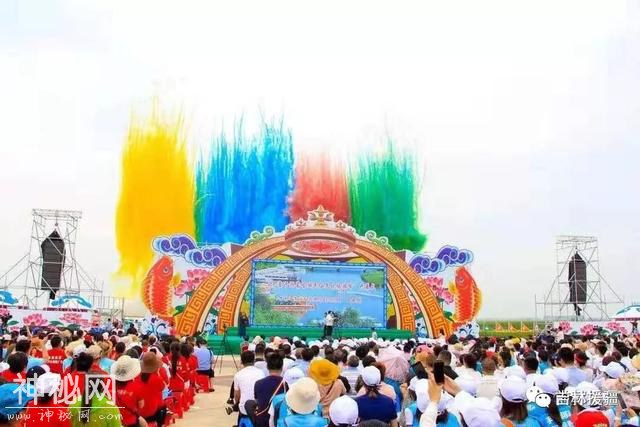 2019年查干湖蒙古族民俗文化旅游节盛大开幕 阿勒泰地区歌舞团倾情助演-1.jpg