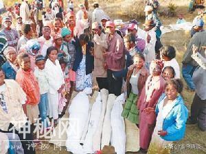 非洲怪异风俗，挖出逝去的长辈载歌载舞-1.jpg