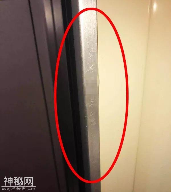 “厉害了”男子将保健药小广告刻在动车内，铁警：拘！-6.jpg