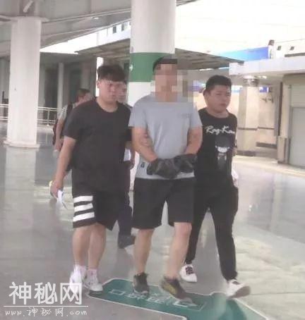 “厉害了”男子将保健药小广告刻在动车内，铁警：拘！-7.jpg
