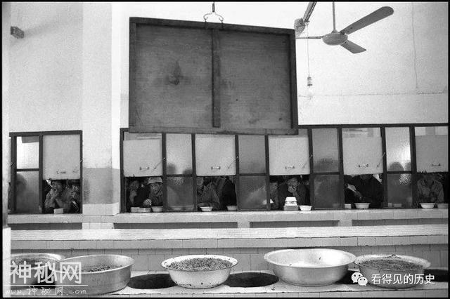 老照片：80年代的武汉钢铁公司 食堂伙食真不错-3.jpg
