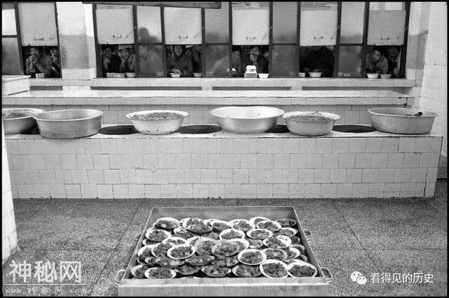 老照片：80年代的武汉钢铁公司 食堂伙食真不错-7.jpg
