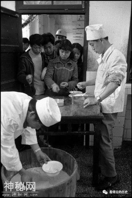 老照片：80年代的武汉钢铁公司 食堂伙食真不错-5.jpg
