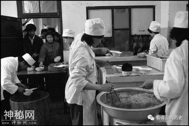老照片：80年代的武汉钢铁公司 食堂伙食真不错-2.jpg