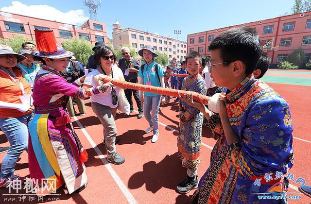 联合国教科文组织专家组实地考察张掖地质公园冰沟丹霞及地质公园学校社区等地-2.jpg