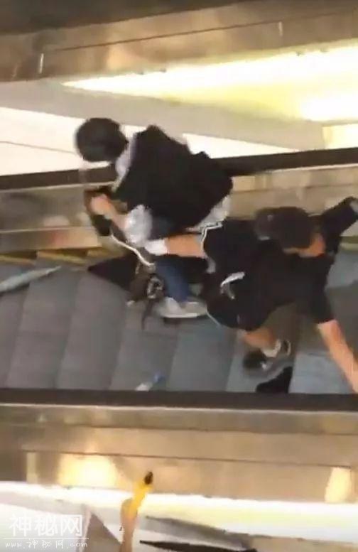 23岁就出来打警察，爸妈怎么教的-1.jpg