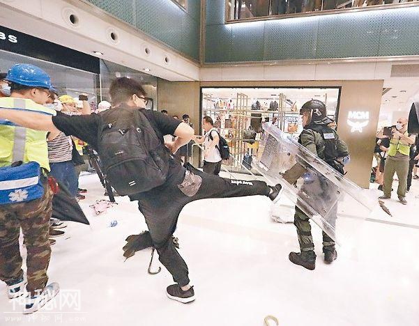 23岁就出来打警察，爸妈怎么教的-3.jpg