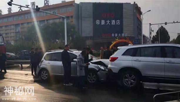 礼让行人到底该怎么让？不是看到路人就得停下，很多司机都做错了-2.jpg