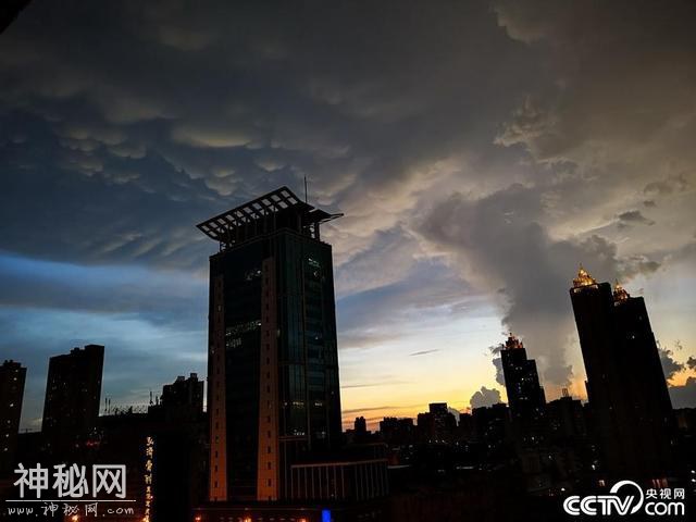 武汉雨后天空变幻莫测 如“科幻片”场景-2.jpg