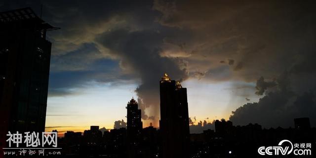 武汉雨后天空变幻莫测 如“科幻片”场景-3.jpg