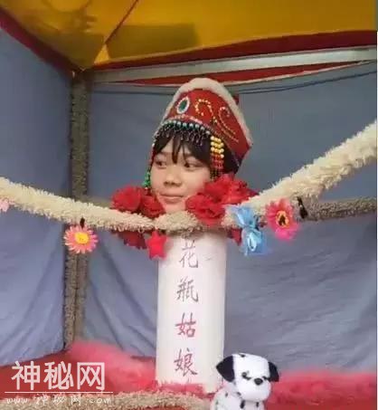 花瓶中长大的姑娘，近距离看不出破绽，是奇人异事还是江湖骗术？-3.jpg
