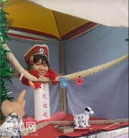 花瓶中长大的姑娘，近距离看不出破绽，是奇人异事还是江湖骗术？-2.jpg