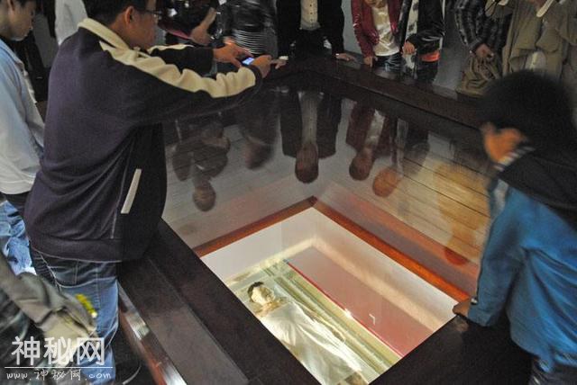 男子被称为盗墓界祖师爷，考古队请他出手，竟挖出“千年美女”-4.jpg