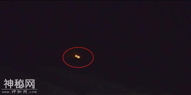 51区上空连续两天出现发光UFO，民众怀疑美军隐瞒外星秘密-2.jpg