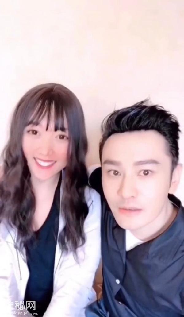 黄晓明与网红合影，美颜滤镜下秒变大眼睛锥子脸神似外星人-3.jpg