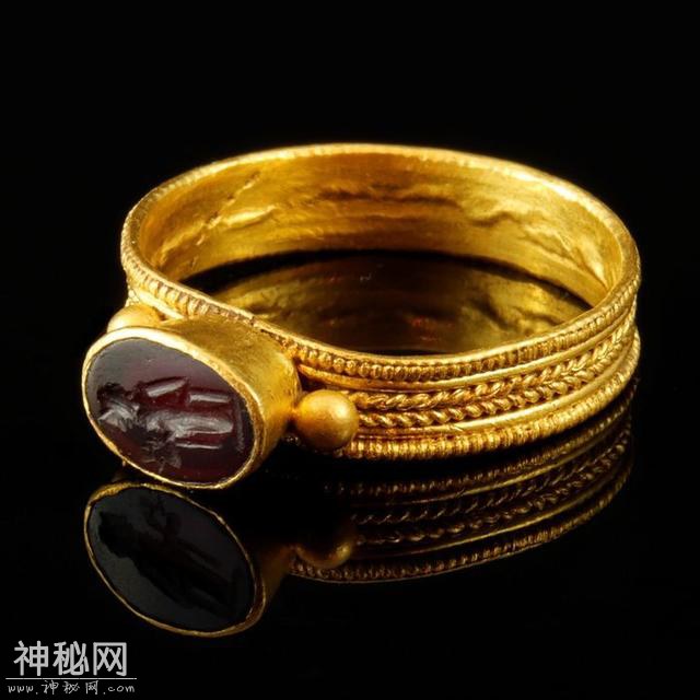 一枚古罗马帝国时期的金戒指，上面镶嵌有宝石，是很珍贵的文物-6.jpg