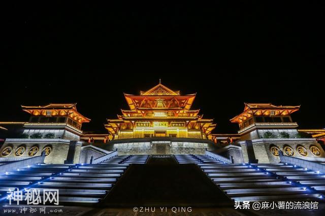 江浙沪最美灯光节，道教名山摇身一变成霓虹灯海，游客直呼太美了-2.jpg
