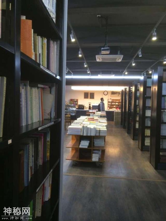 复旦大学鹿鸣书店：人文书香一瓣-4.jpg