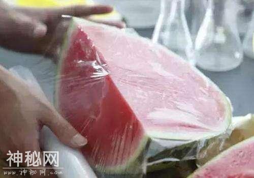 #清风计划#“辟谣：保鲜膜包西瓜细菌增10倍？7类人不宜吃瓜-2.jpg