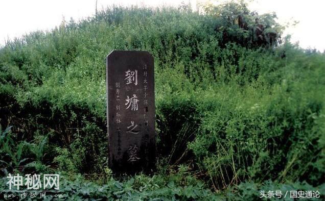 打开清朝古墓，专家却发现里面葬的一米九的巨人竟是“刘罗锅”-3.jpg