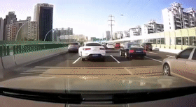 上海又有车“骑”上中环隔离栏！堵车12公里！到底怎么上去的？-6.jpg