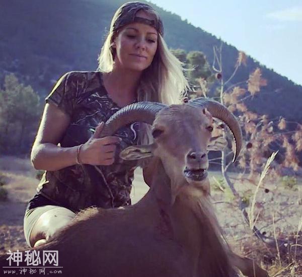 英女子亲自打猎做食材 一年猎杀200余只动物-2.jpg
