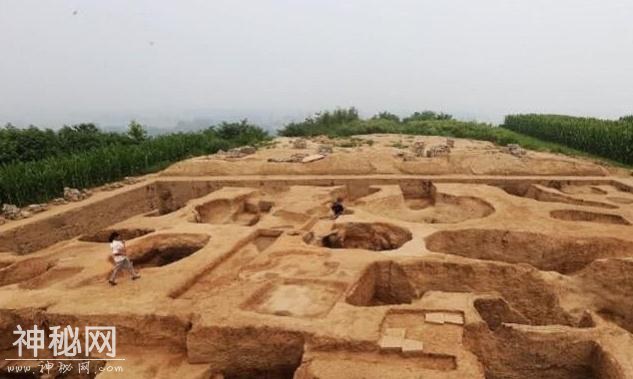 古墓里发现古老文字，考古专家欢呼：中国五千年文明终于被证实了-2.jpg