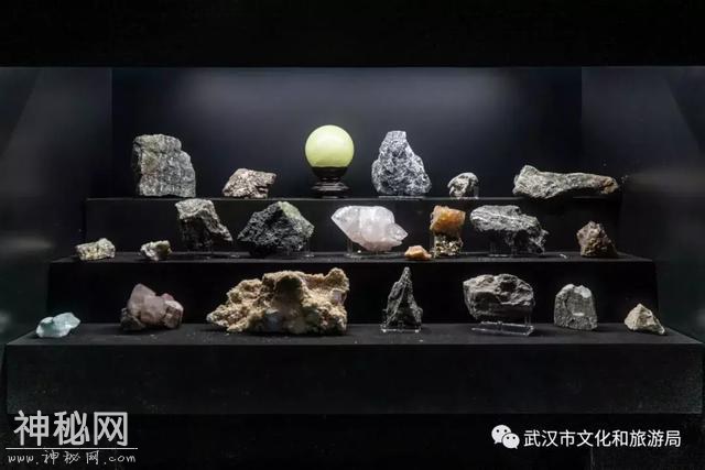 中国地质大学逸夫博物馆珍藏着传说中的夜明珠，两个人都抱不过来-9.jpg
