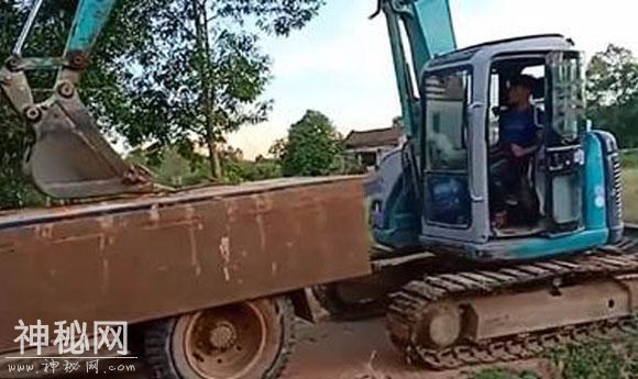 越南挖掘机司机展绝技将挖掘机装载到卡车上-1.jpg