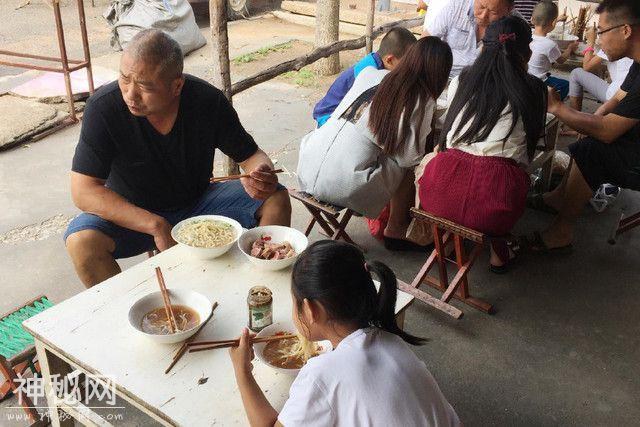 临沂农村大集上的这些小吃，看起来不怎么干净却人气爆棚-3.jpg