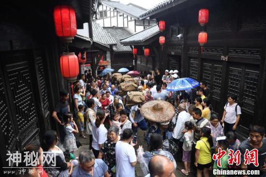 三峡库区老人展示盐运民俗文化-4.jpg